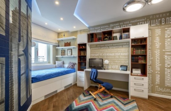 Детская кровать у окна