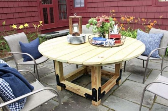 Из чего сделать стол в беседку