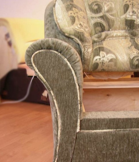 Крепление подлокотника на диване