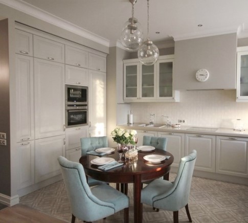 Темный стол и светлые стулья в столовой дизайн